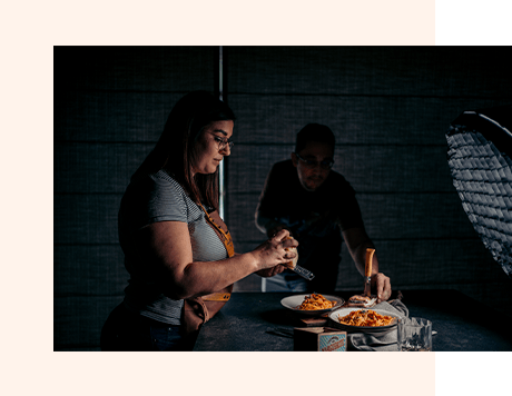 Davy De Groote en Elisa Palella aan een Canon Camera tijdens food fotografie