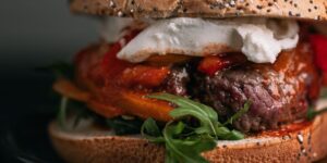 Rundshamburger met peperonata