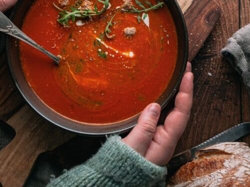 tomaat paprikasoep met rucolapesto en balletjes