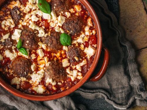 lamsgehaktballetjes met pittige tomatensaus & feta