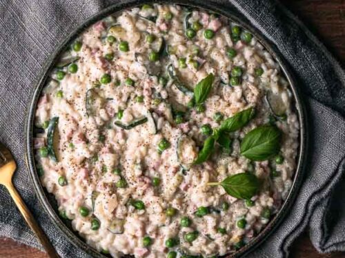 one-pot risotto met geitenkaas, ham, courgette & erwtjes