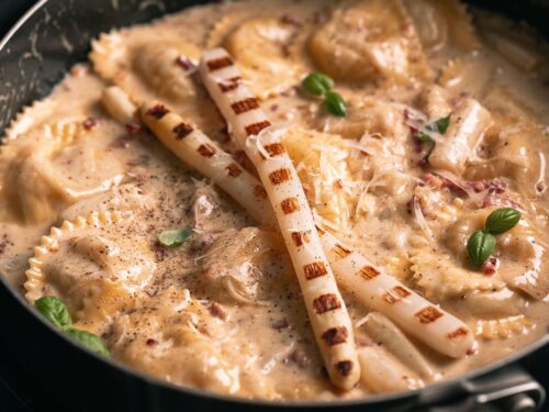 Ravioli met asperges in roomsaus