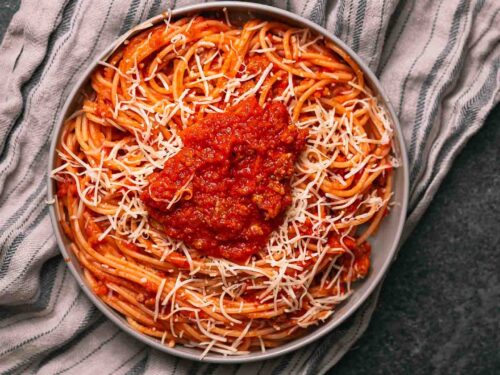 spaghetti met bolognesesaus en emental kaas