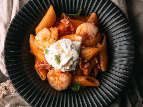 Penne met scampi, pancetta & burrata