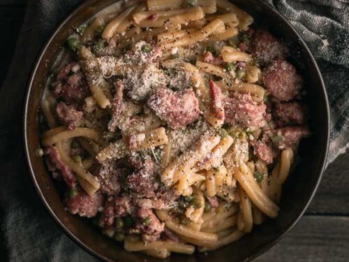 Casarecce met spek, salsiccia & erwtjes