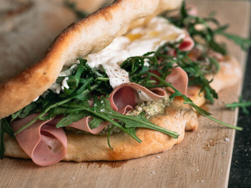 Pizza-sandwich met mortadella & burrata