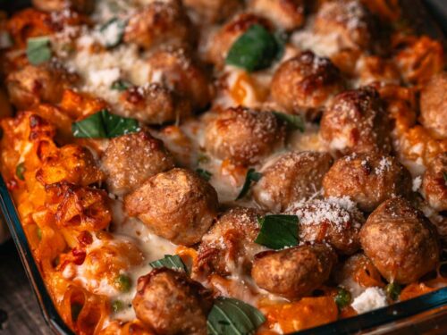 Snelle pasta ovenschotel met gehaktballen van kippengehakt