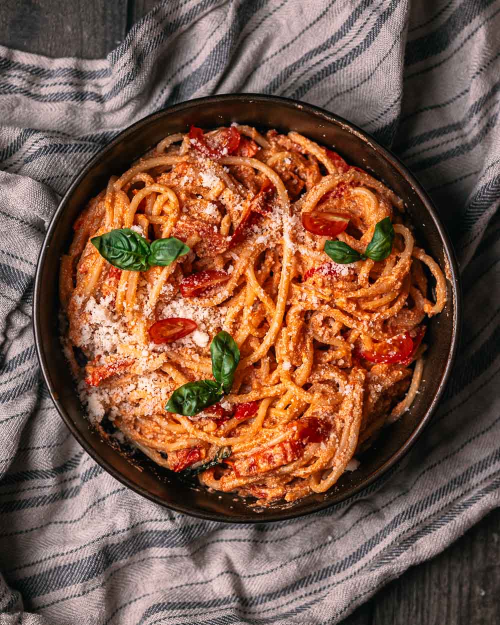 Zoetzure spaghetti met tomaat & paprika