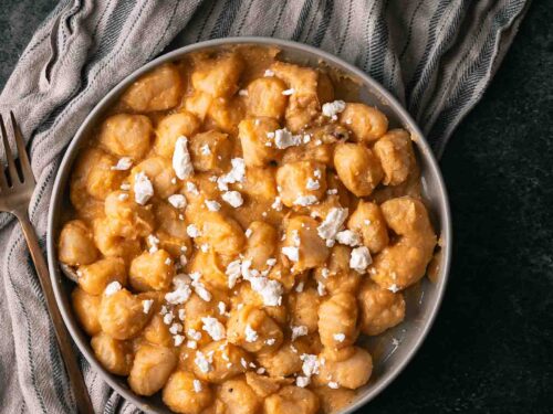 gnocchi met saus van geroosterde butternut, knoflook & feta