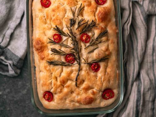 zelfgemaakte focaccia afgewerkt met een kerstboom