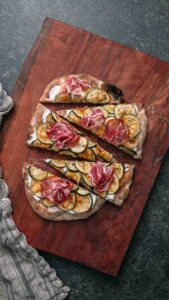 Pinsa met courgette, ricotta & coppa