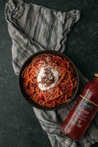 pasta met gekarameliserede ui & spek