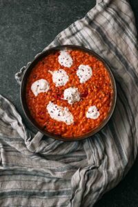 Bord met orzo met 'nduja & burrata