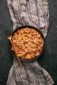 Pasta met pulled zalm, prei & getomateerde roomsaus