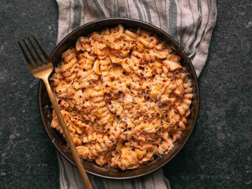 Pasta met pulled zalm, prei & getomateerde roomsaus