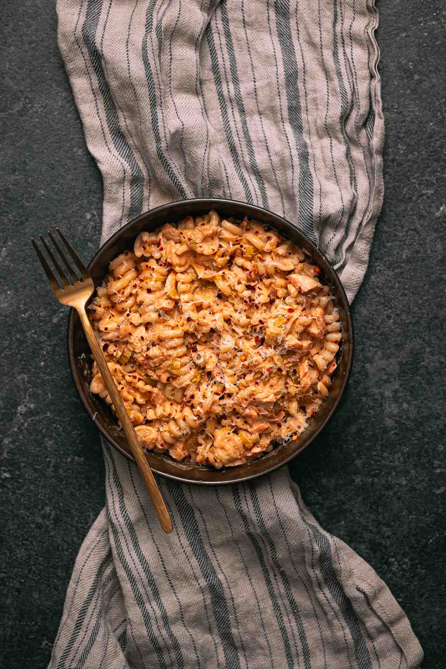 Pasta met pulled zalm, prei & getomateerde roomsaus