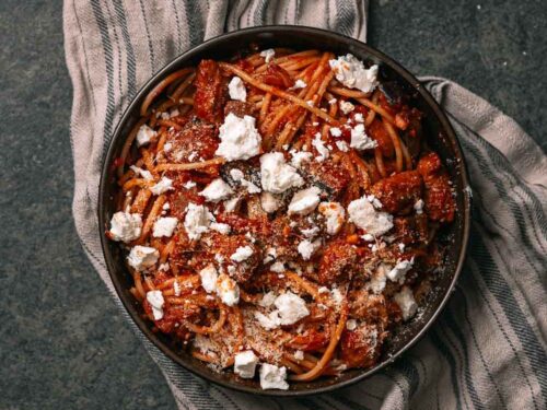 Pasta met aubergine, merguez & feta