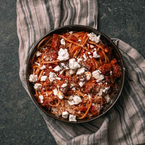 Pasta met aubergine, merguez & feta