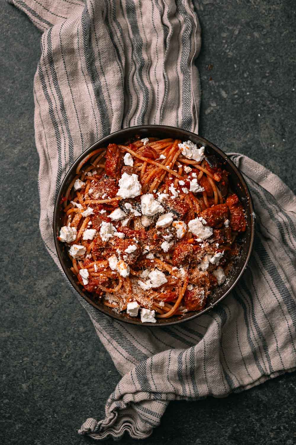 Pasta met aubergine, merguez & feta