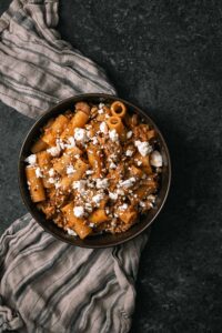 Rigatoni met saus van roasted butternut en feta