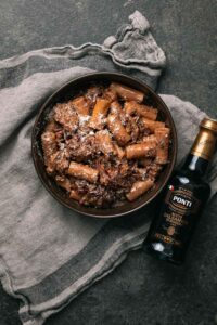 pasta met gekarameliseerde uien en balsamico azijn