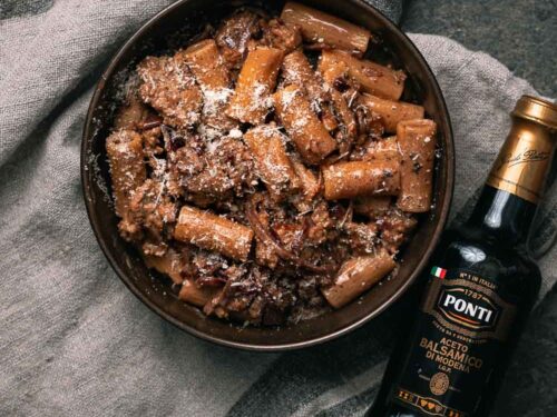 pasta met gekarameliseerde uien en balsamico azijn