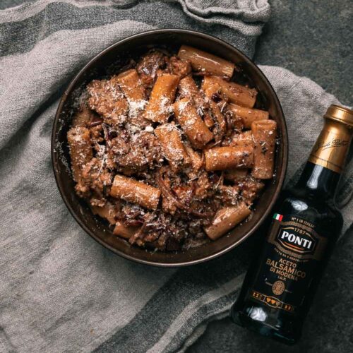 pasta met gekarameliseerde uien en balsamico azijn