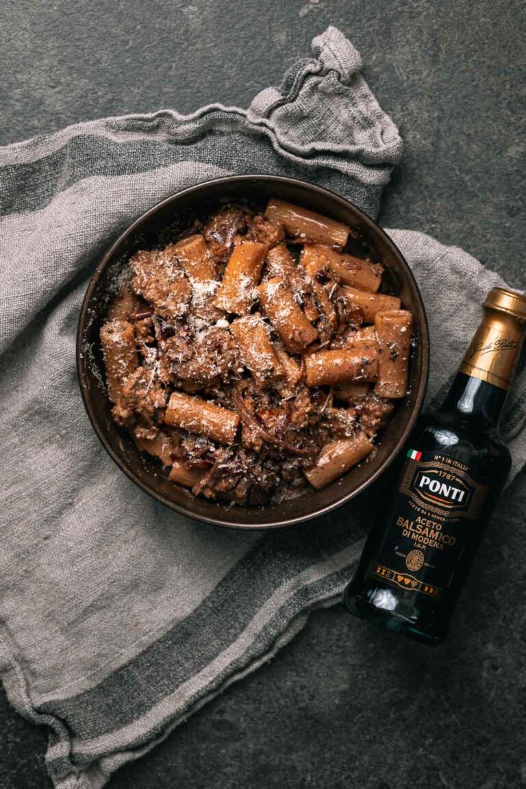 pasta met gekarameliseerde uien en balsamico azijn