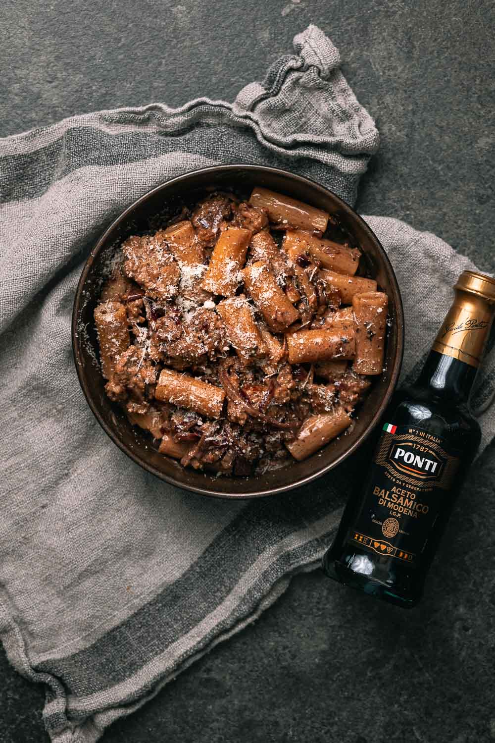 pasta met gekarameliseerde uien en balsamico azijn