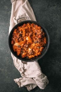 Oven baked pasta alla Norma met aubergine, worst en mozzarella