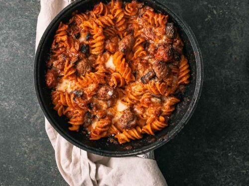 Oven baked pasta alla Norma met aubergine, worst en mozzarella