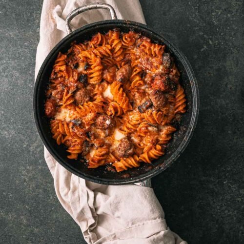 Oven baked pasta alla Norma met aubergine, worst en mozzarella