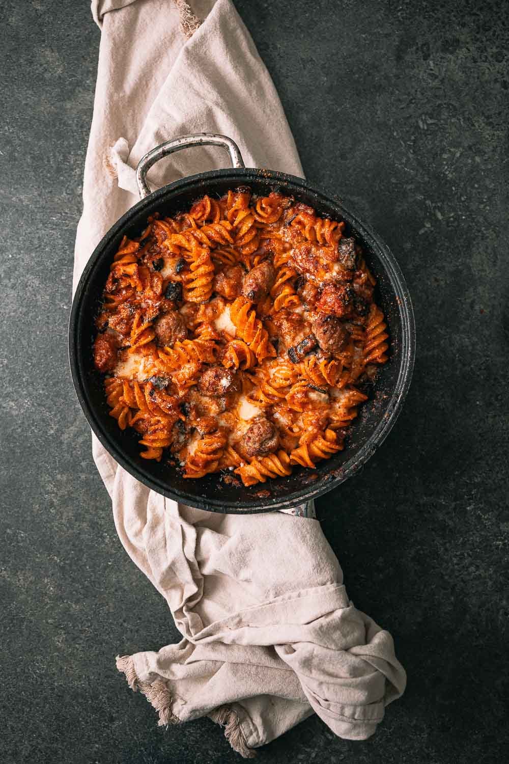 Oven baked pasta alla Norma met aubergine, worst en mozzarella