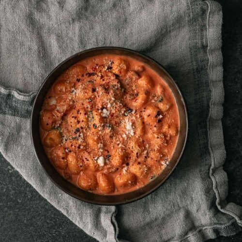 Romige gnocchi met zongedroogde tomaten en Parmezaanse kaas