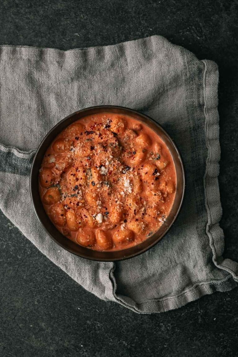 Romige gnocchi met zongedroogde tomaten en Parmezaanse kaas