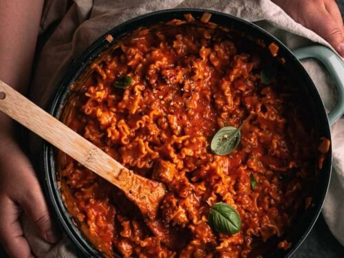 Lasagnesoep met pasta, gehakt, tomatensaus en kaas