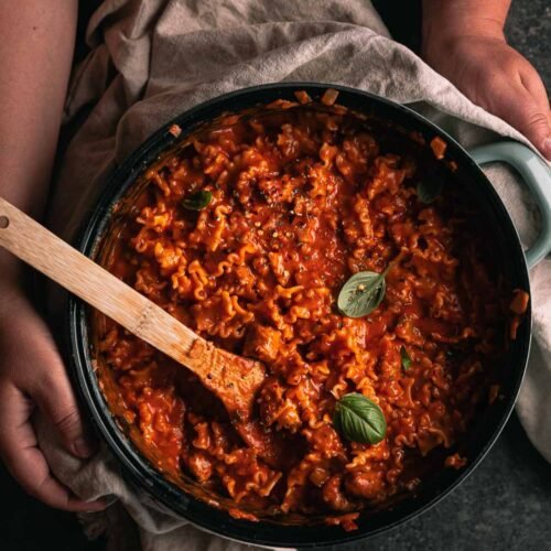 Lasagnesoep met pasta, gehakt, tomatensaus en kaas