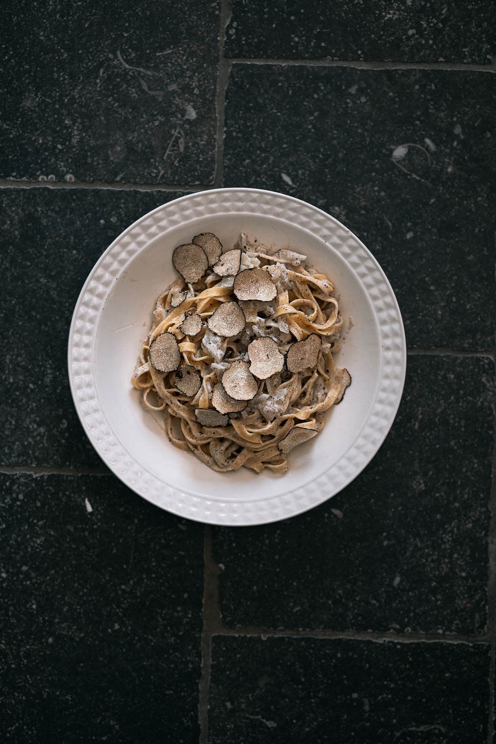 Tagliatelle met truffelsaus en plakjes zwarte truffel