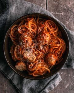 Spaghetti met kippengehaktballen in romige tomatensaus