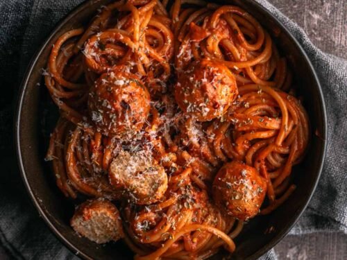 Spaghetti met kippengehaktballen in romige tomatensaus