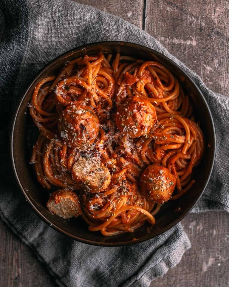 Spaghetti met kippengehaktballen in romige tomatensaus