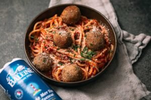 Pasta met aubergineballetjes in tomatensaus en Parmezaanse kaas