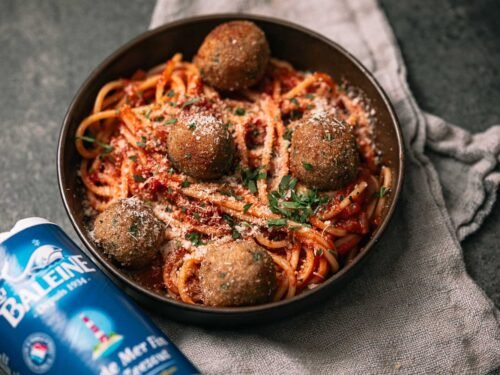 Pasta met aubergineballetjes in tomatensaus en Parmezaanse kaas