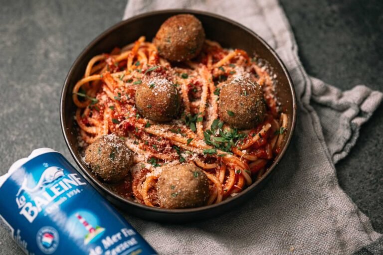 Pasta met aubergineballetjes in tomatensaus en Parmezaanse kaas