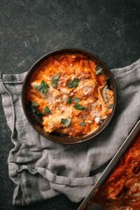 Ravioli lasagne met tomatensaus, ricotta, mozzarella en basilicum
