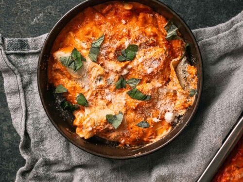 Ravioli lasagne met tomatensaus, ricotta, mozzarella en basilicum