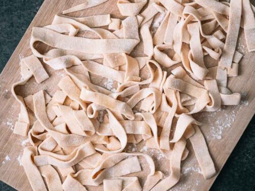 Zelfgemaakte tagliatelle op een houten plank