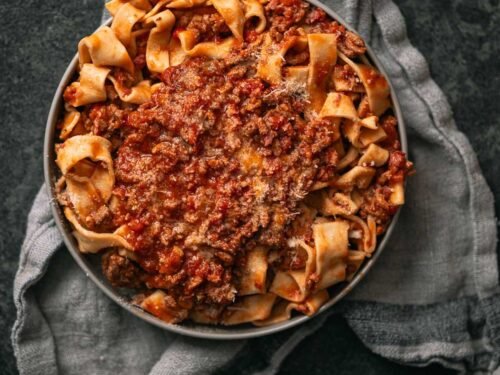 Tagliatelle met ragù alla bolognese en Parmezaanse kaas