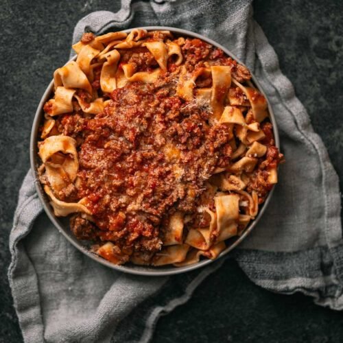 Tagliatelle met ragù alla bolognese en Parmezaanse kaas