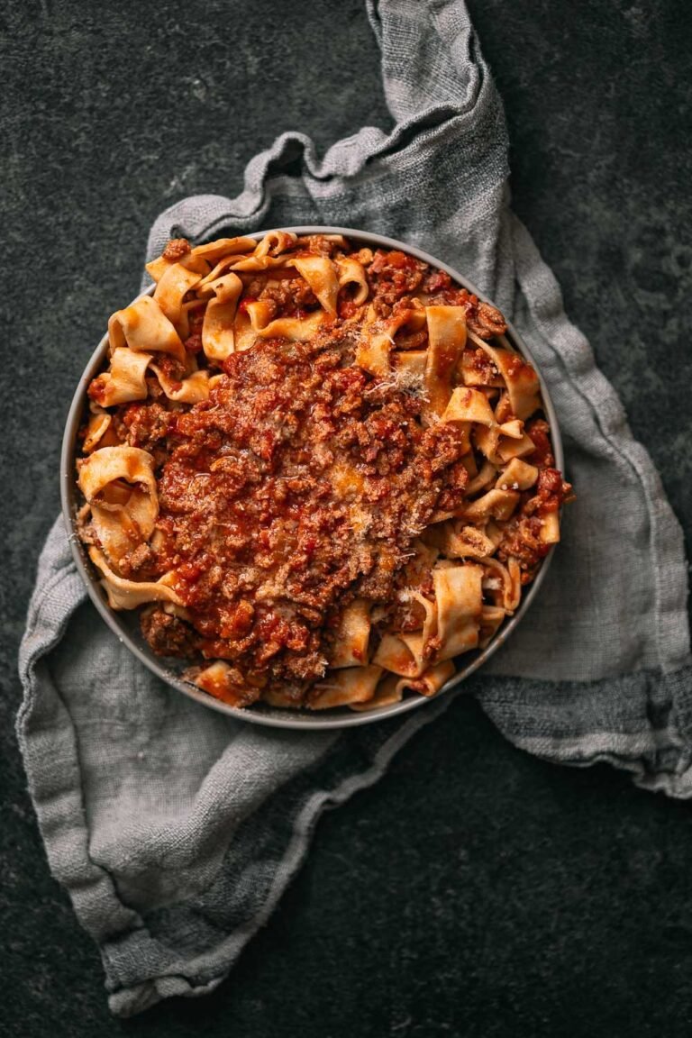 Tagliatelle met ragù alla bolognese en Parmezaanse kaas